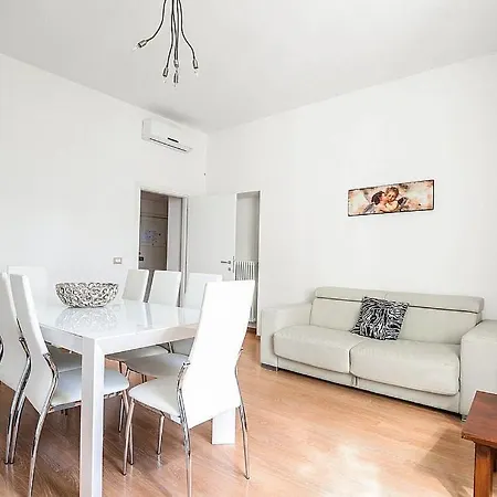 דירה Sleeps 6 Air Con Wifi